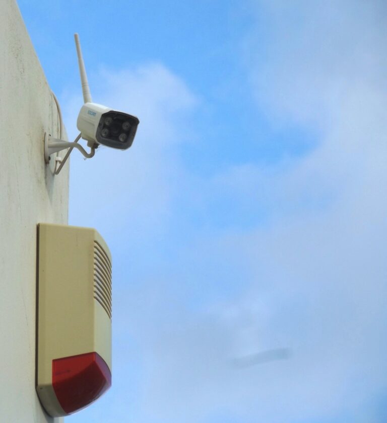 System alarmowy bezprzewodowy czy alarm przewodowy – które rozwiązanie lepiej sprawdzi się w Twoim obiekcie?